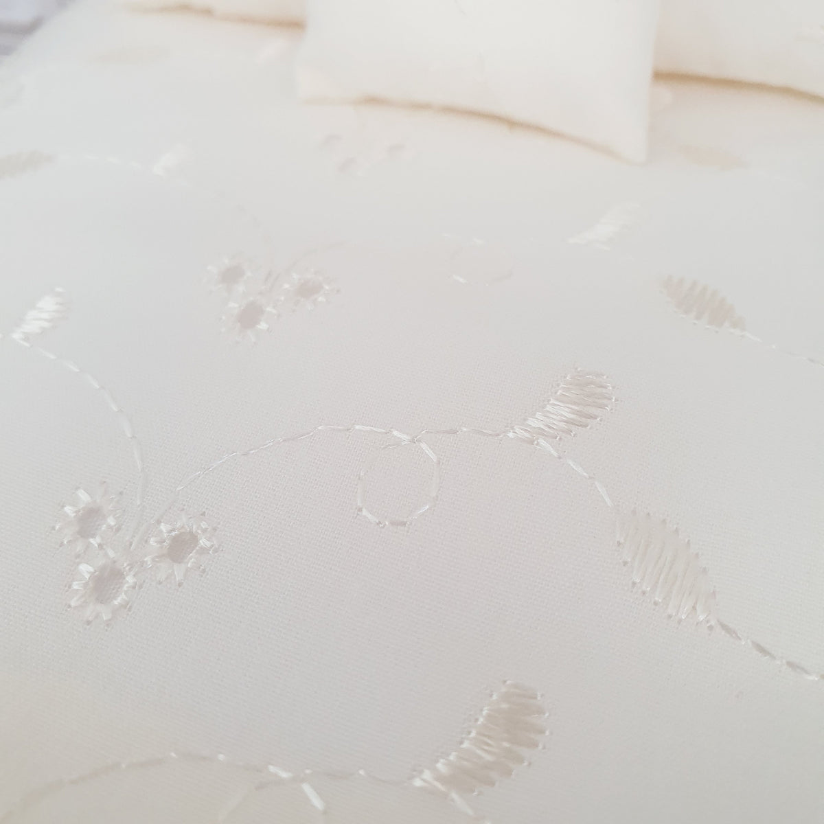 Cream Double Bedding Set – alternate view 8 | 1:12 scale dolls house miniature