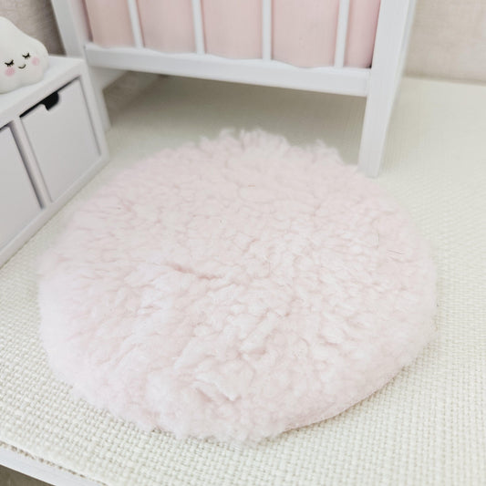 Round Fur Rug – alternate view 2 | 1:12 scale dolls house miniature