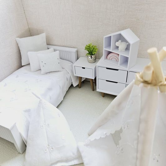 White Junior/Single Bedding Set – alternate view 2 | 1:12 scale dolls house miniature