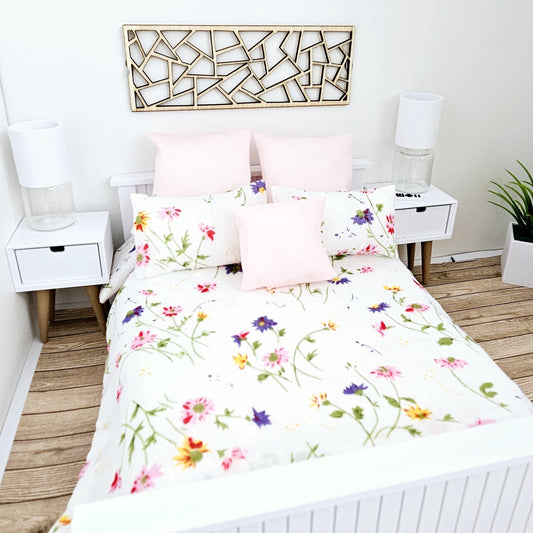 dollhouse double bedding set, 2x back pillows pale pink, 2 standard pillows floral design, yellow, purple and pink flowers on cream back ground, 1x pale pink scatter cushion, Bed cover 22cm x 19cm
2x Large Pillows 5cm x 5 cm
2x Pillows 3cm x 5cm