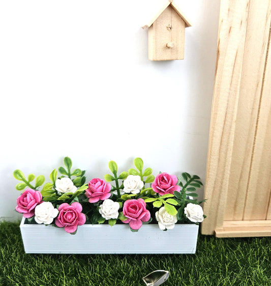 Window Box with Roses – alternate view 2 | 1:12 scale dolls house miniature