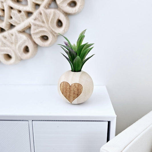 Wooden Heart Plant Pot – alternate view 2 | 1:12 scale dolls house miniature