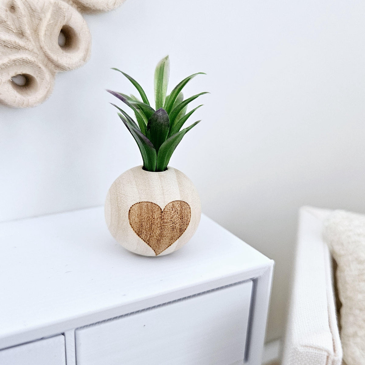 Wooden Heart Plant Pot – alternate view 10 | 1:12 scale dolls house miniature