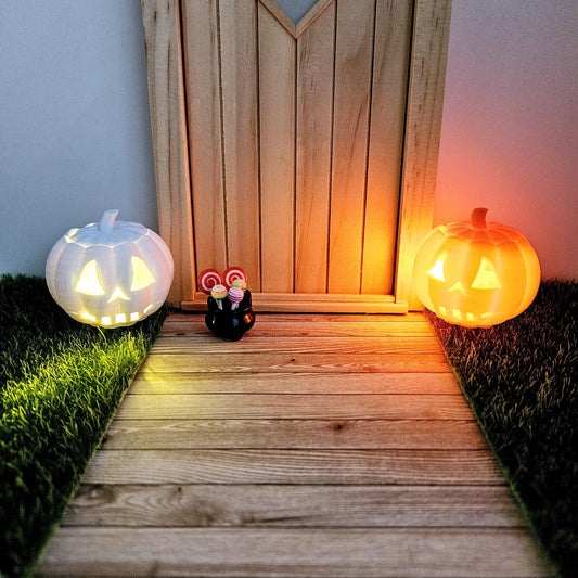 dollhouse light up pumpkin, white or orange, lids removes, battery light, warm white light, pumpkin has cut out happy face, 3d printed, measures H: 4.5cm, miniature