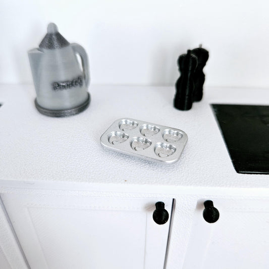 Heart Baking Tray – alternate view 2 | 1:12 scale dolls house miniature