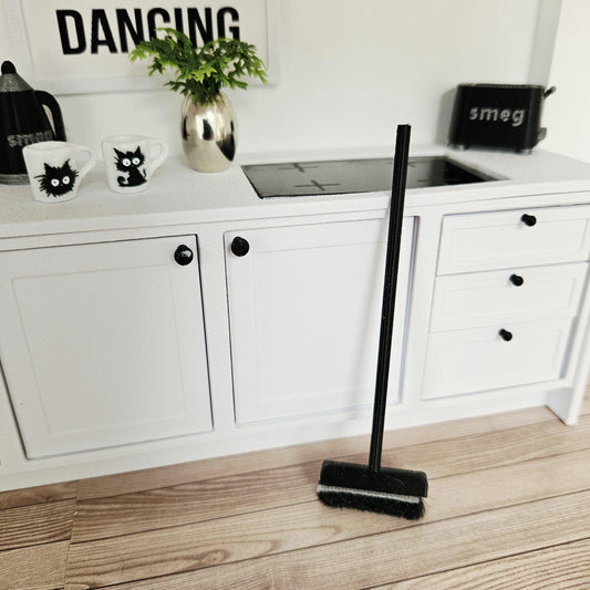 Floor Broom – alternate view 2 | 1:12 scale dolls house miniature
