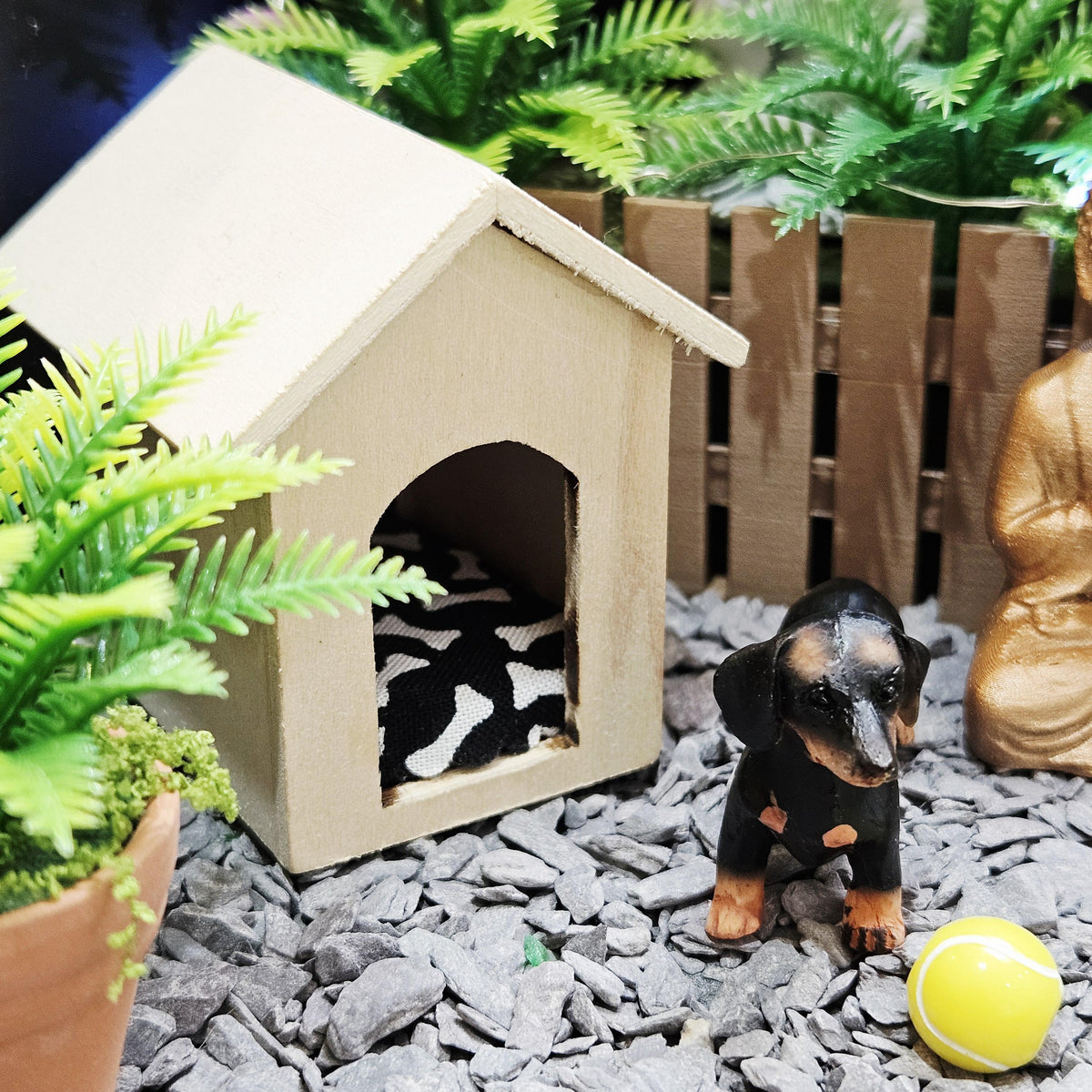 Wooden Dog Kennel with Bone Pad – alternate view 8 | 1:12 scale dolls house miniature