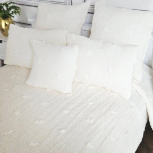 Cream Double Bedding & White Throw – alternate view 2 | 1:12 scale dolls house miniature