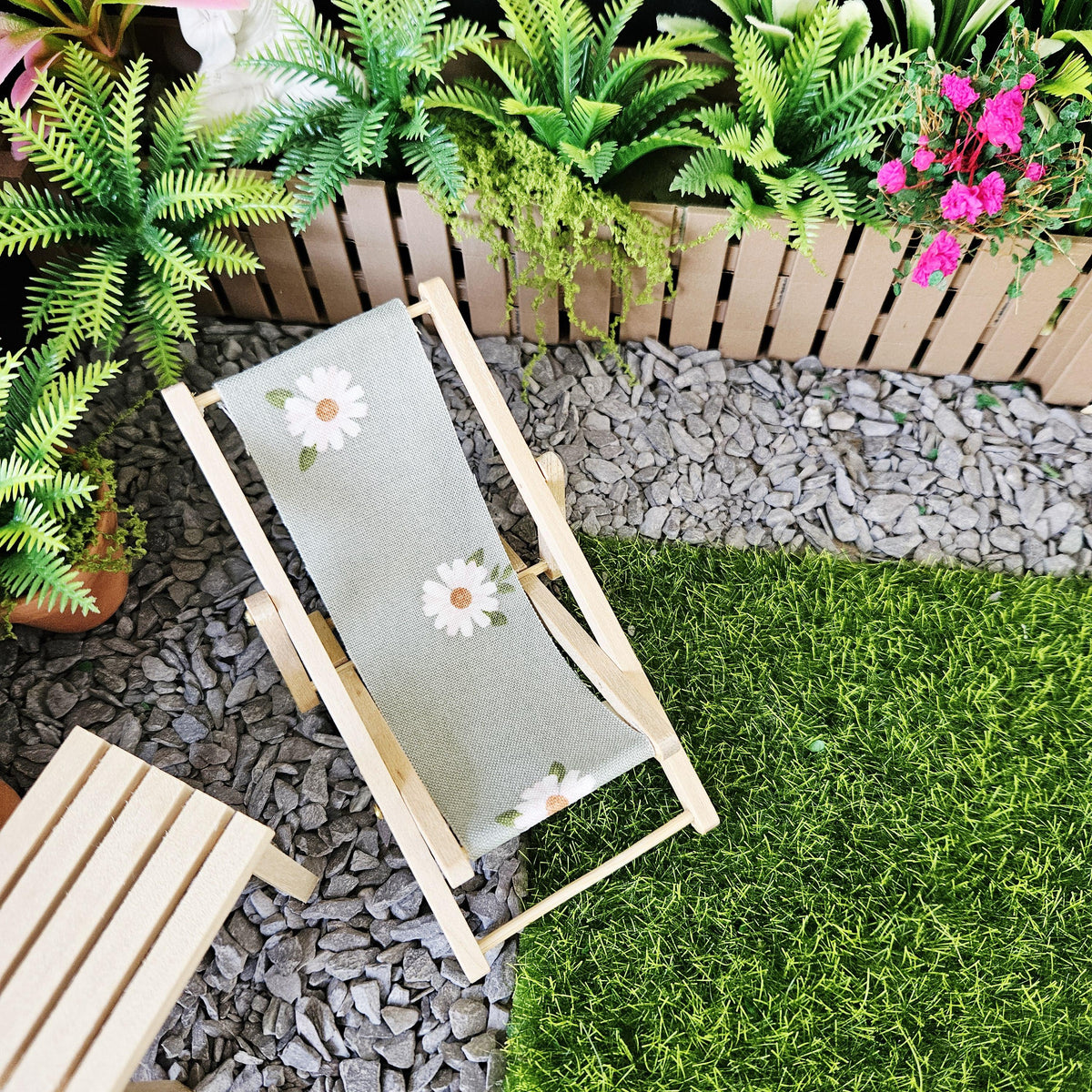 Sage Daisy Folding Deck Chair – alternate view 6 | 1:12 scale dolls house miniature