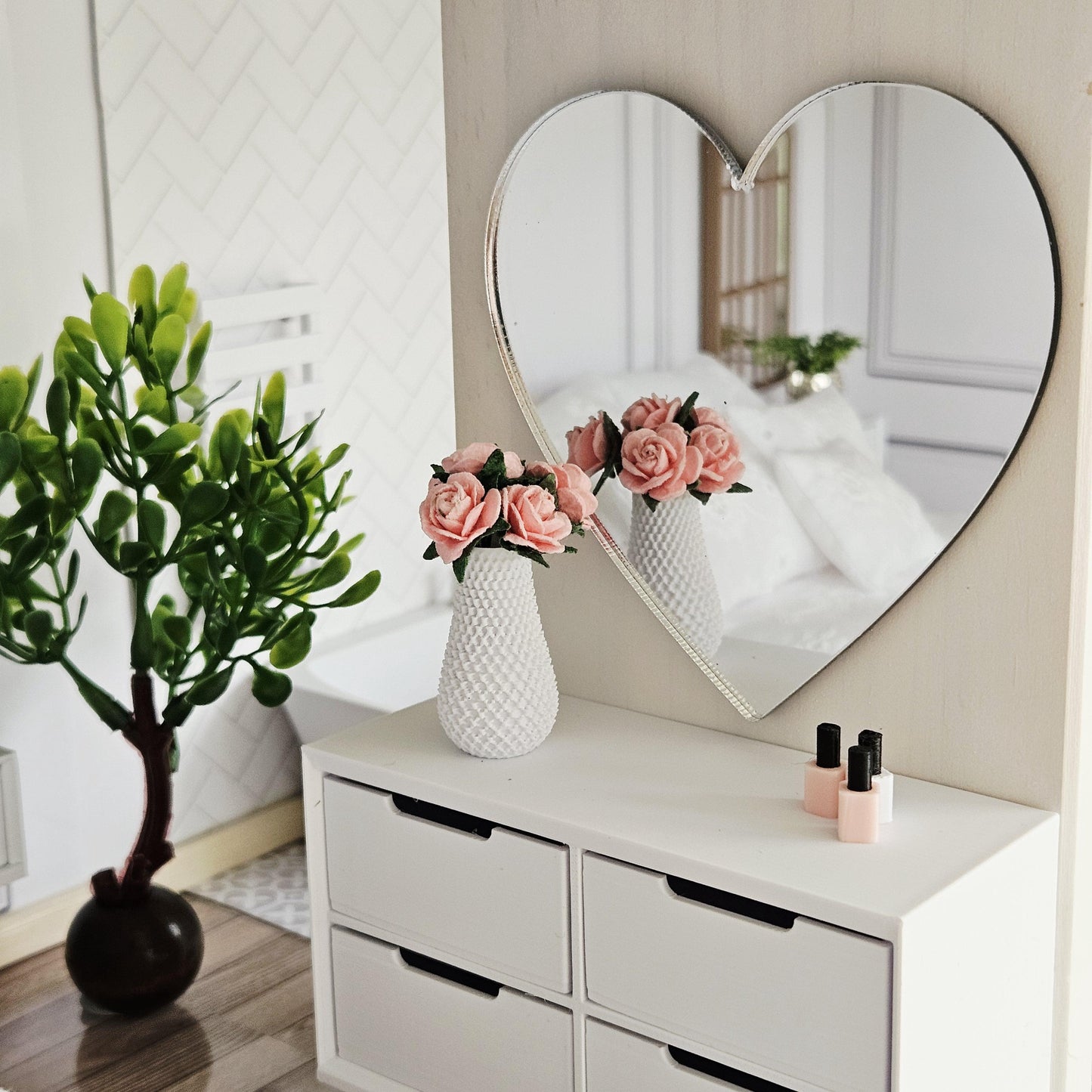 Dolls House Modern Large Heart Mirror – Silver Acrylic