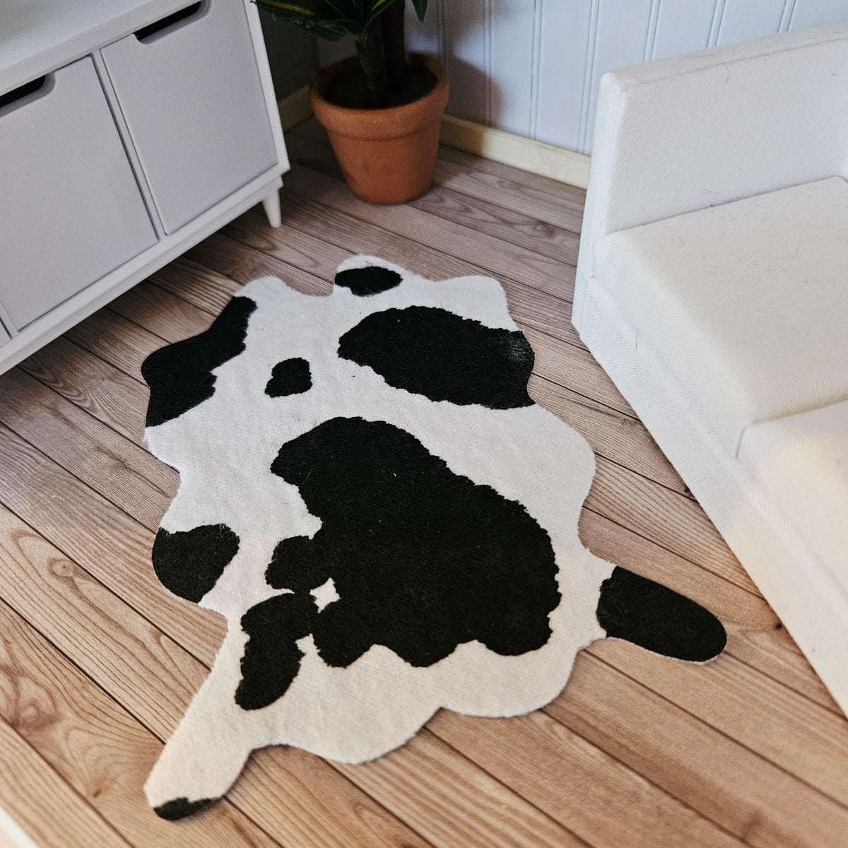 Natural-Shape Cowhide Rug – alternate view 5 | 1:12 scale dolls house miniature