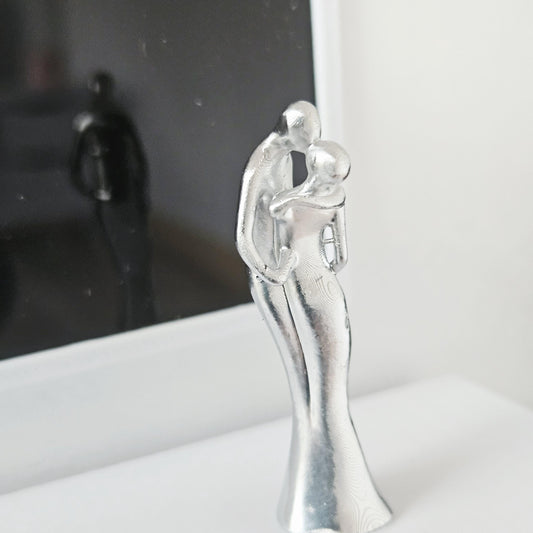 Kissing Couple Ornament – alternate view 2 | 1:12 scale dolls house miniature