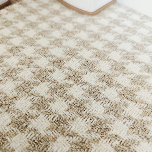 XL Light Beige Houndstooth Rug – alternate view 2 | 1:12 scale dolls house miniature