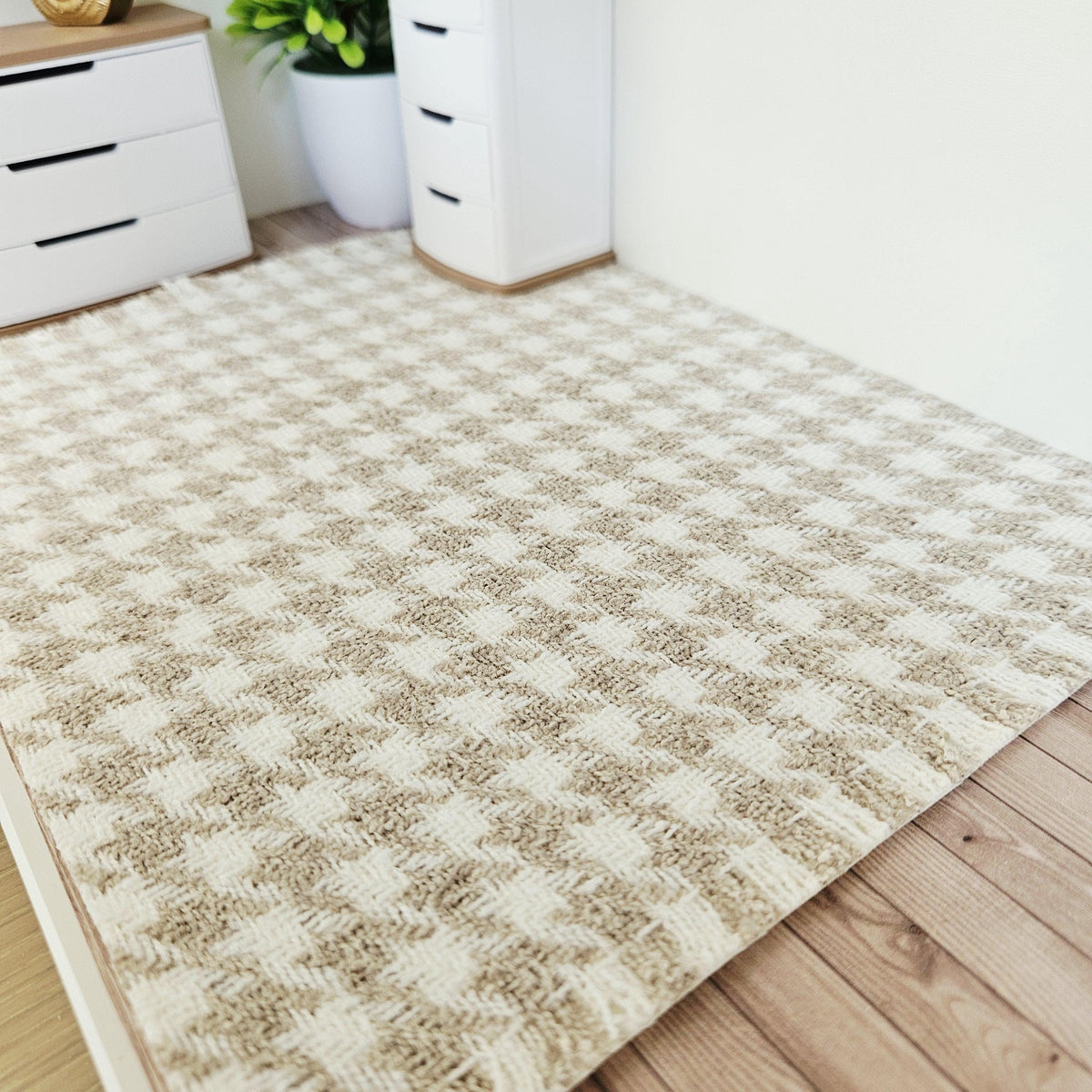 XL Light Beige Houndstooth Rug – alternate view 7 | 1:12 scale dolls house miniature