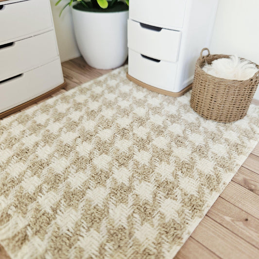 Light Beige Houndstooth Rug – alternate view 2 | 1:12 scale dolls house miniature