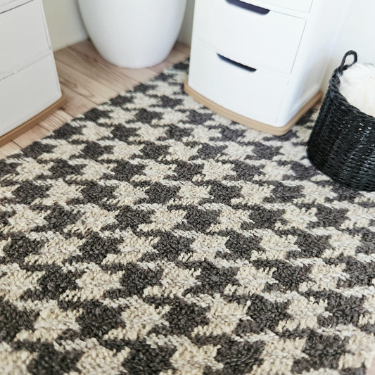 Black Houndstooth Rug – alternate view 2 | 1:12 scale dolls house miniature