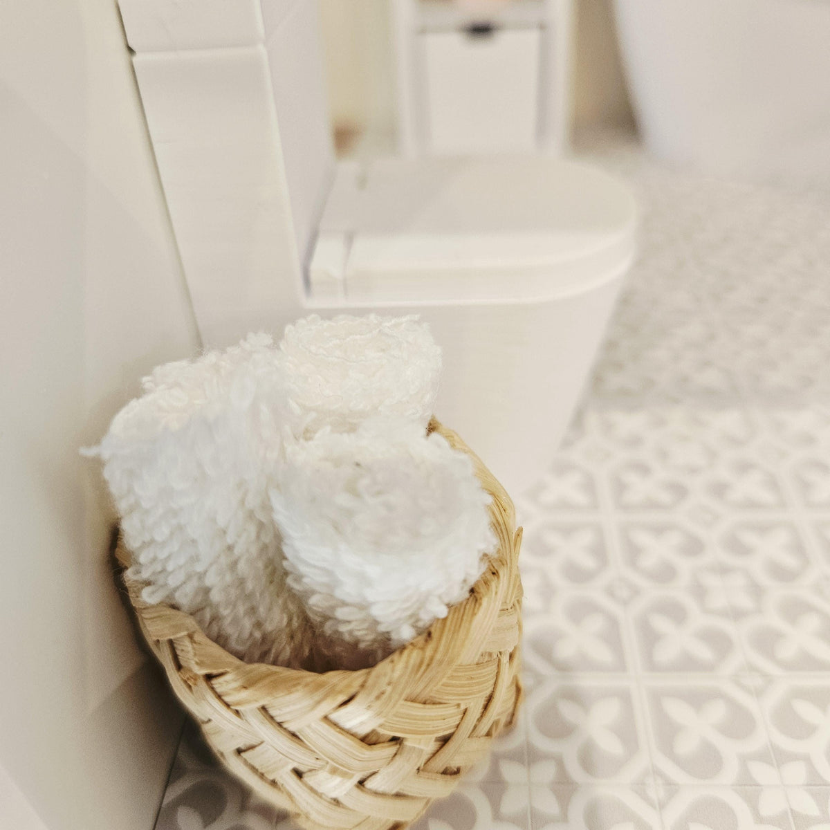 Small Wicker Basket with 3 Towels – alternate view 8 | 1:12 scale dolls house miniature