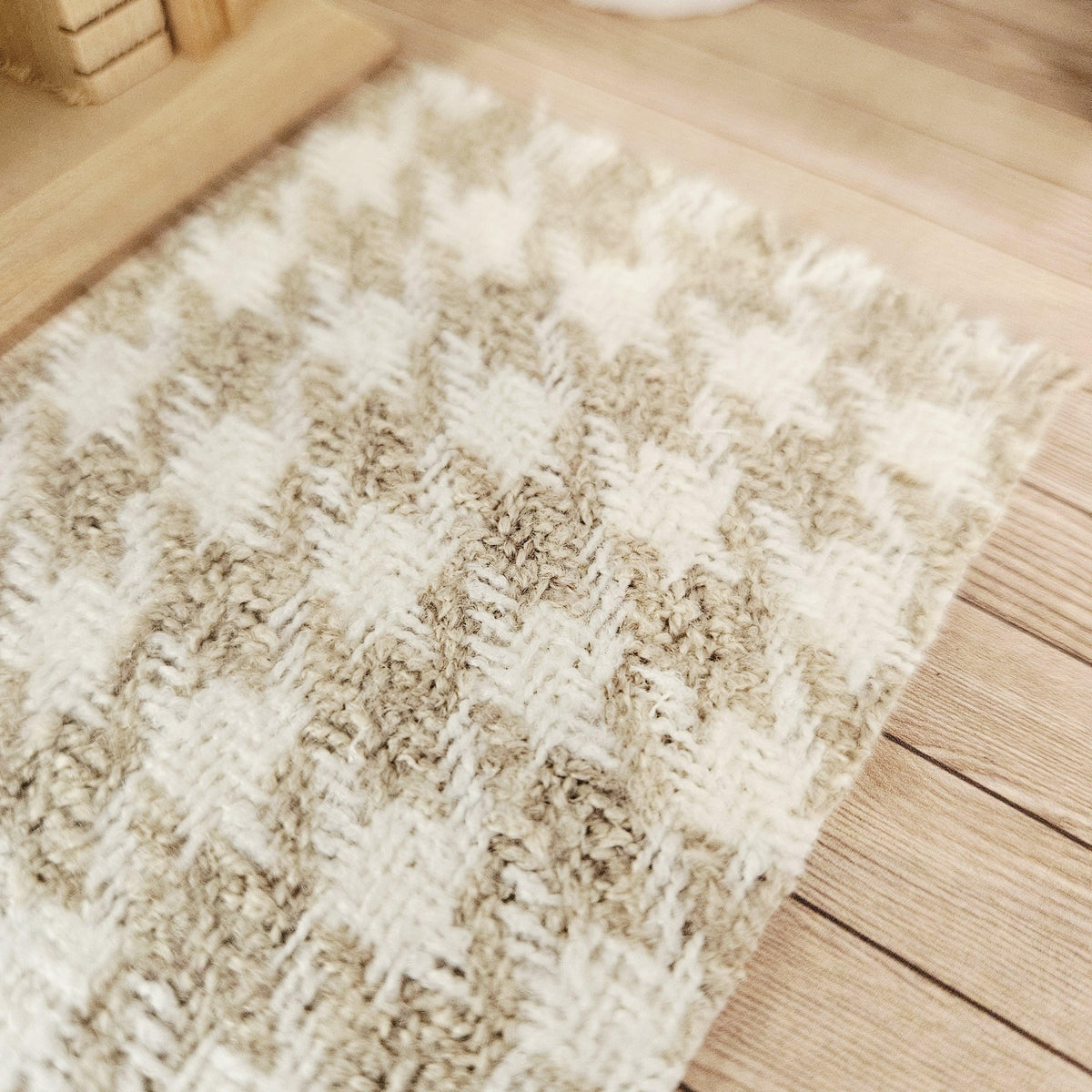 Small Beige Houndstooth Rug – alternate view 5 | 1:12 scale dolls house miniature