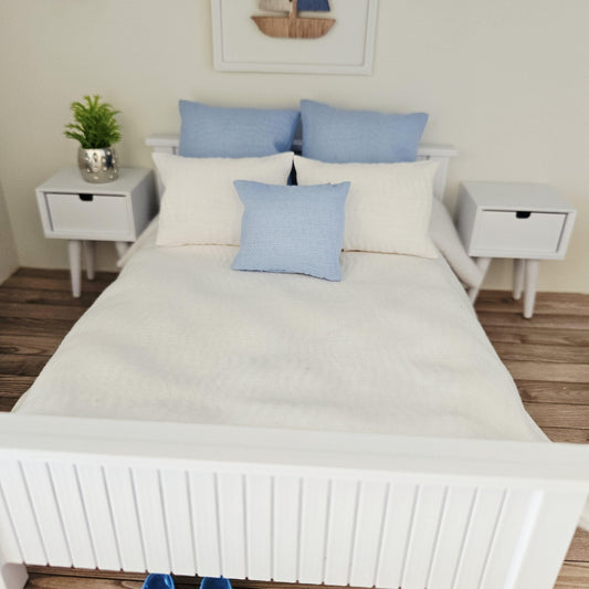 Blue & White Beach Double Bedding Set – alternate view 2 | 1:12 scale dolls house miniature