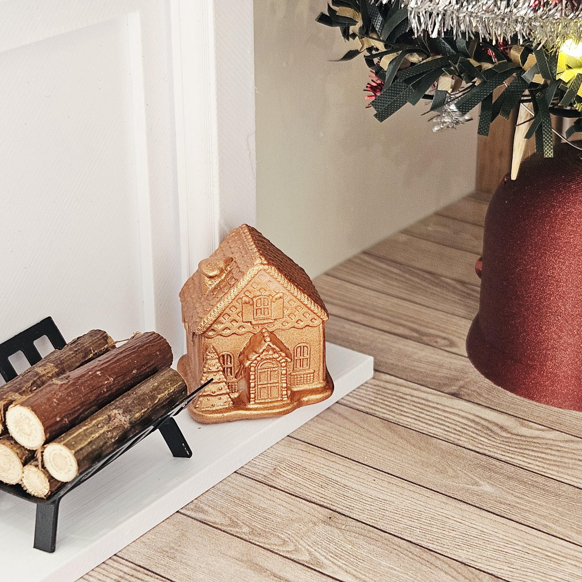 Copper christmas gingerbread house – two sizes in a 1:12 scale dolls house display, detail view 10