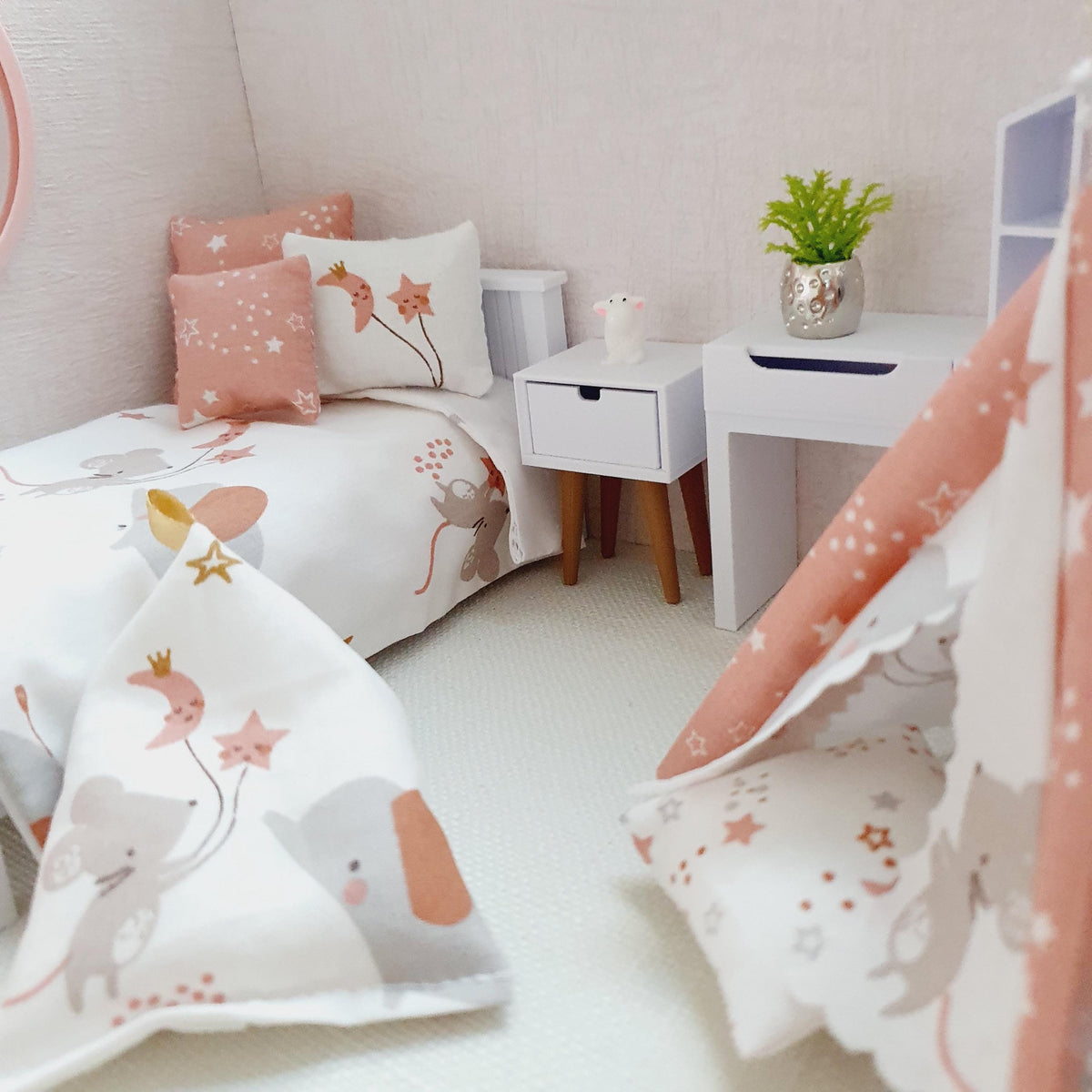 Dolls house Elephant and Mouse | Bean Bag Chair | 1:12 Scale, Miniature Bean Bag