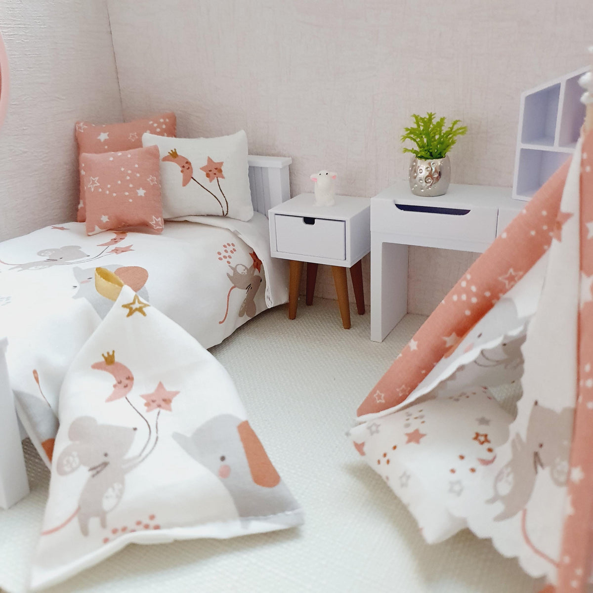 Dolls house Elephant and Mouse | Bean Bag Chair | 1:12 Scale, Miniature Bean Bag