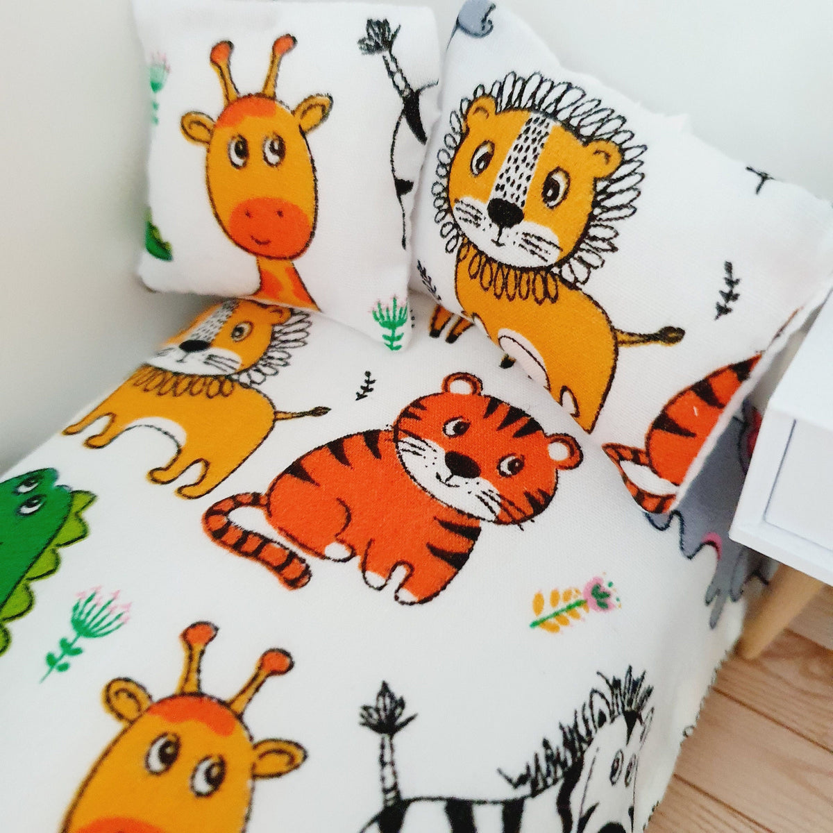 Dolls House Junior Bedding Set – Safari Animals, 1:12 Scale