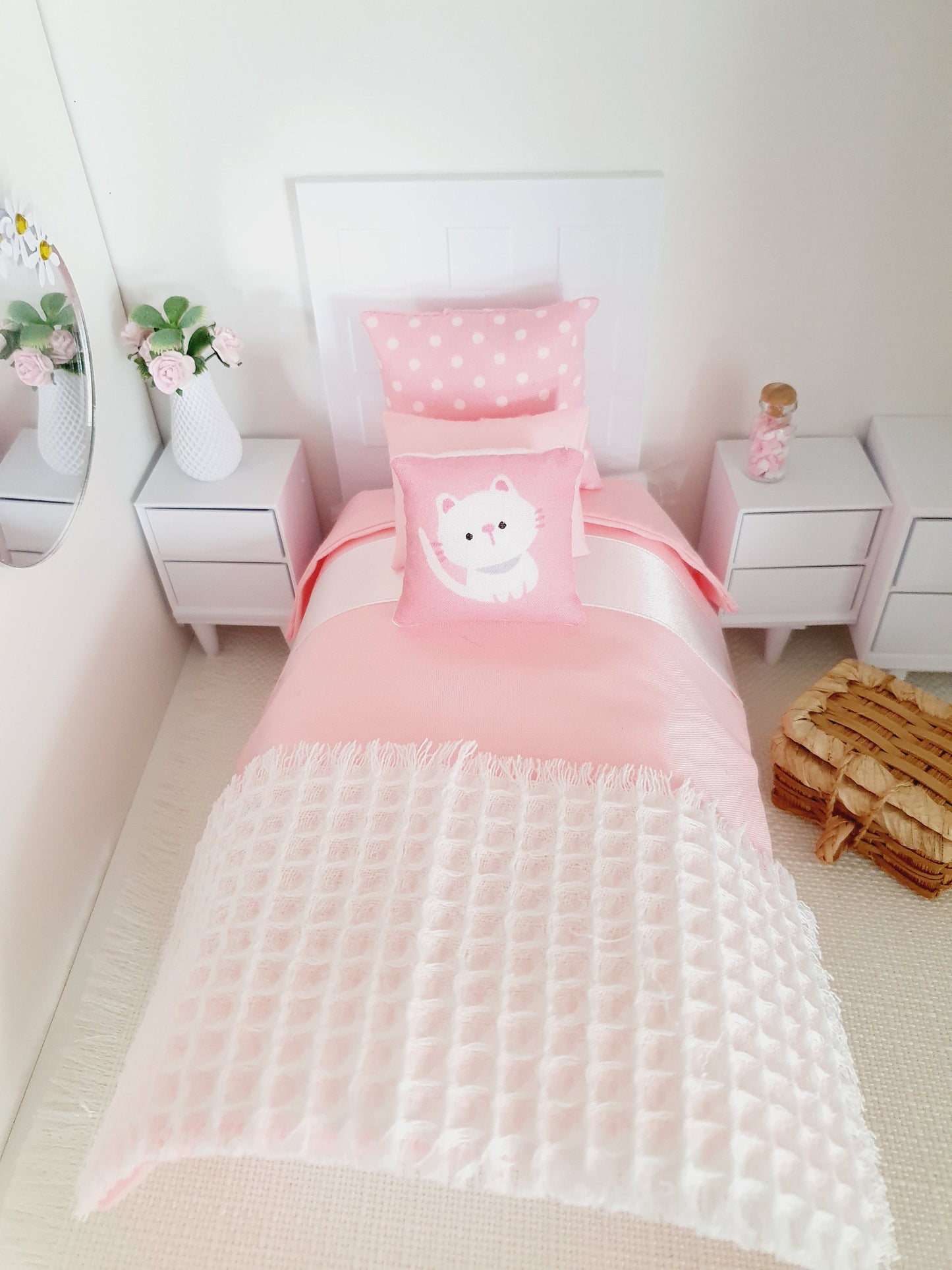 Dolls House Single Bedding Set – Pink with White Ribbon & Cat Pillow, 1:12 Scale