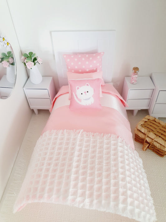 Dolls House Single Bedding Set – Pink with White Ribbon & Cat Pillow, 1:12 Scale