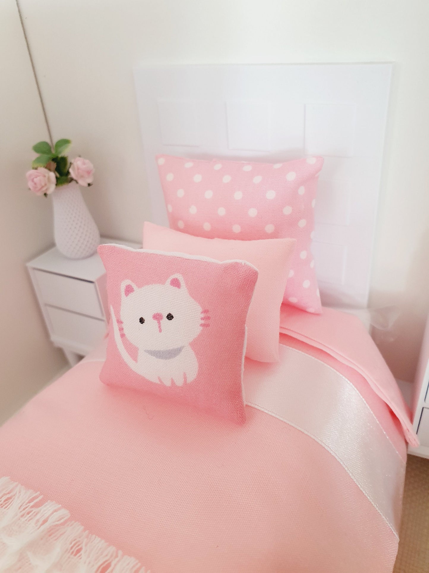 Dolls House Single Bedding Set – Pink with White Ribbon & Cat Pillow, 1:12 Scale