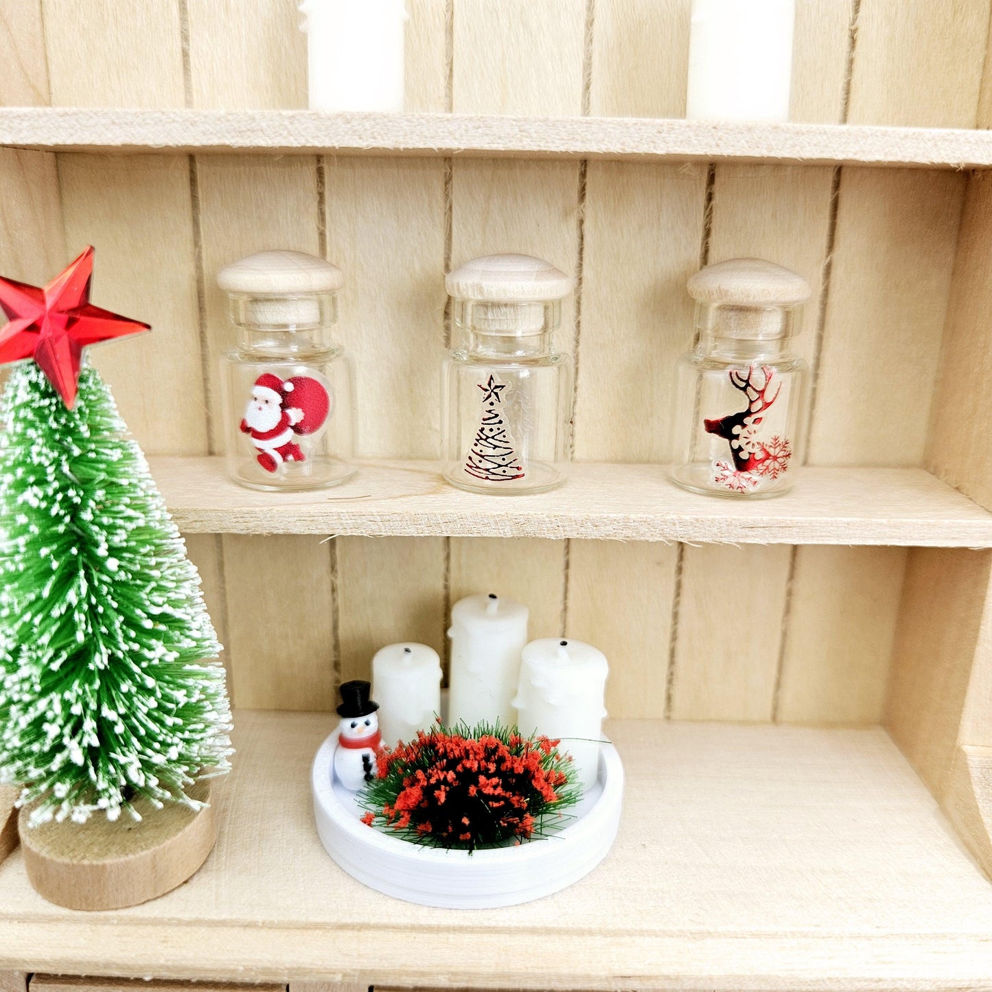 Dolls House Christmas Coloured tray ornament with 3x candles, red plant & a tiny snowman, 12th scale, miniature ornament