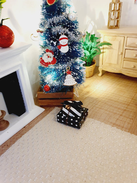 Dolls House Set of 2x Christmas Gifts,  1:12th Scale, Miniature Presents