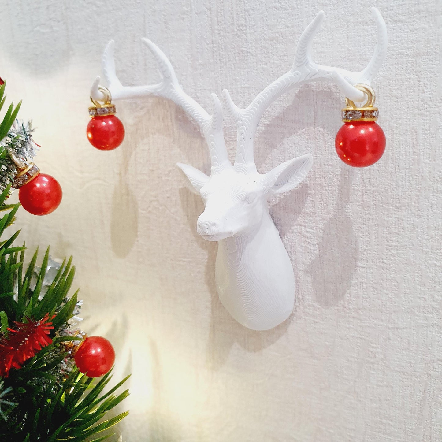 Dolls House Christmas Reindeer/Stag with 2x Baubles, Choice of Colours, 12th Scale, Miniature reindeer/stag
