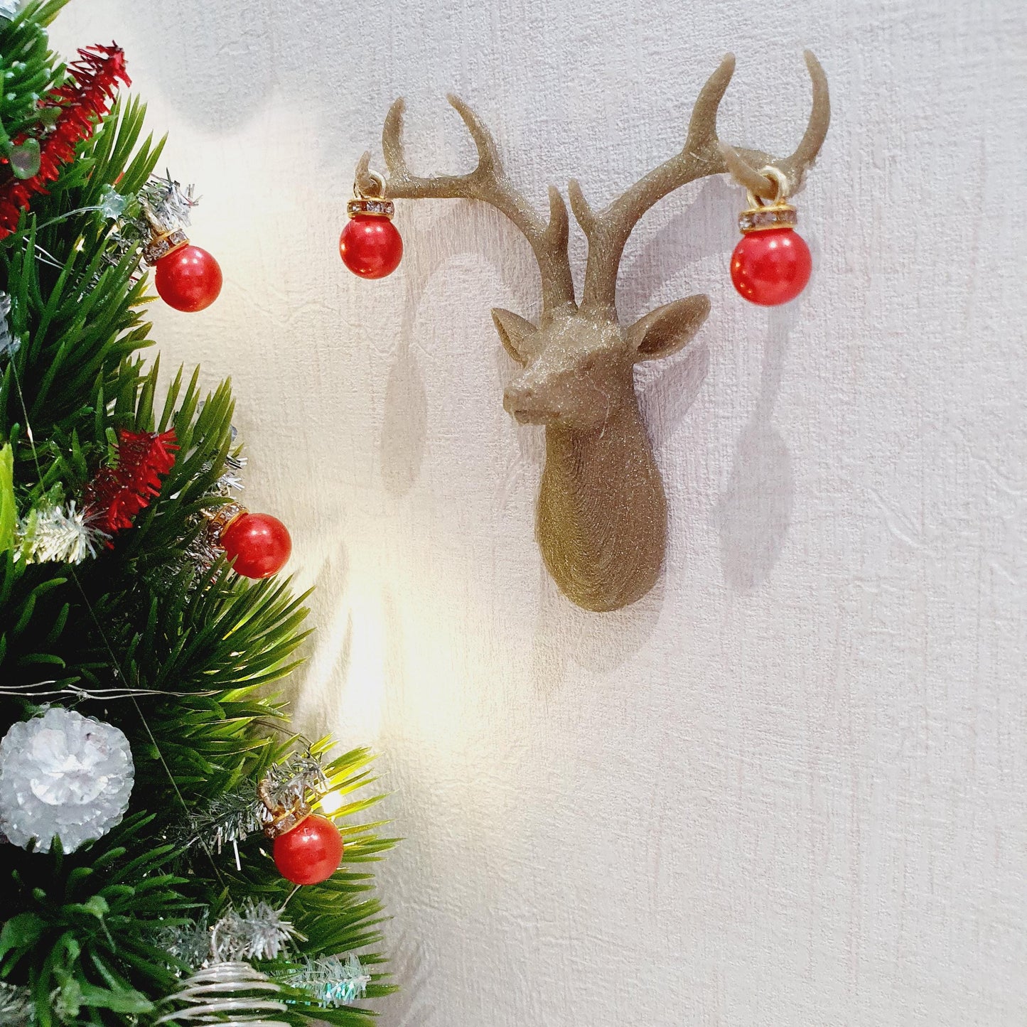 Dolls House Christmas Reindeer/Stag with 2x Baubles, Choice of Colours, 12th Scale, Miniature reindeer/stag