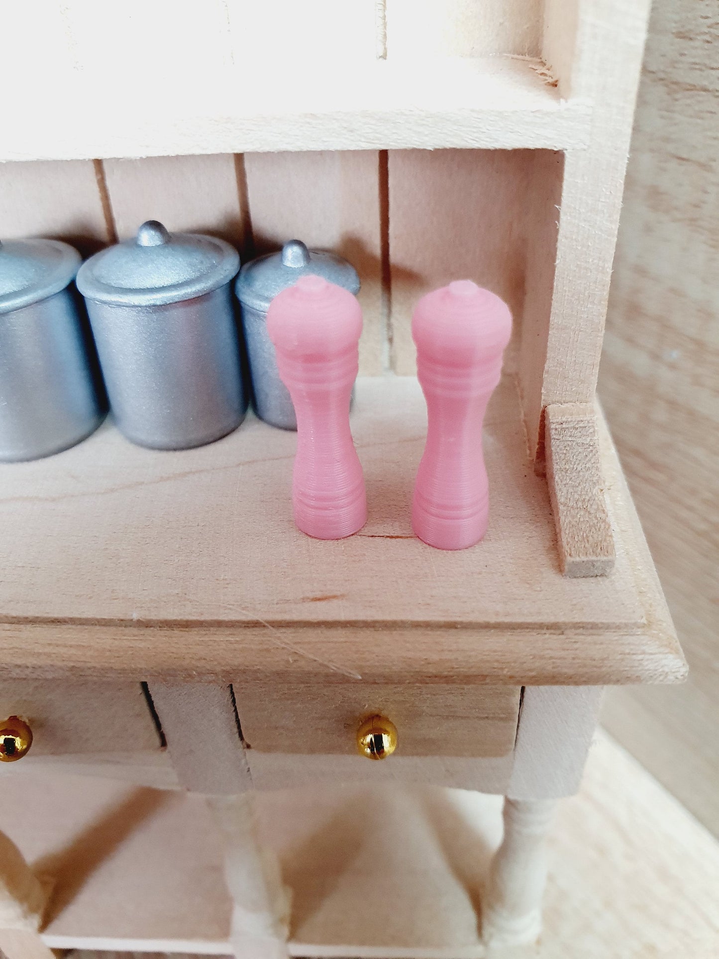Dolls House Modern Salt and Pepper Mills, Choice of Colours  1:12th Scale, Miniature Salt And Pepper Pots