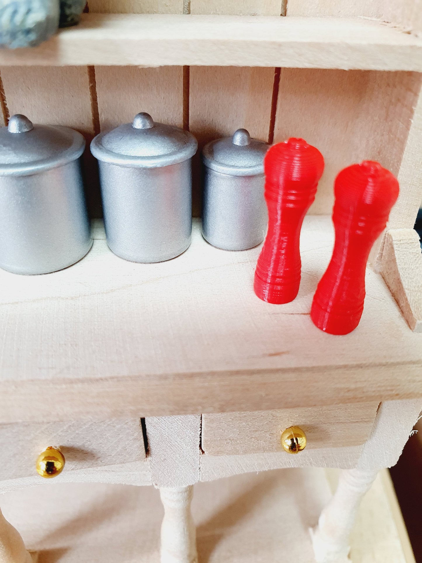 Dolls House Modern Salt and Pepper Mills, Choice of Colours  1:12th Scale, Miniature Salt And Pepper Pots