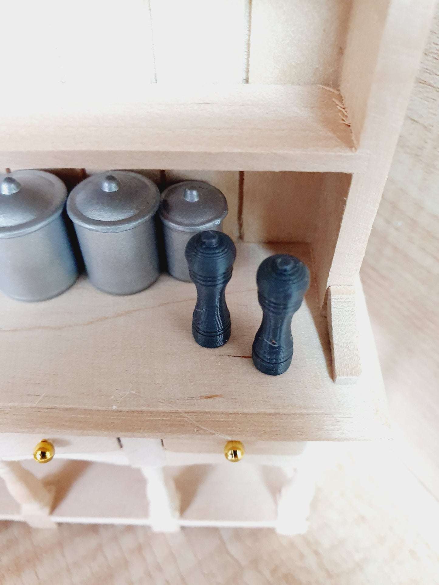 Dolls House Modern Salt and Pepper Mills, Choice of Colours  1:12th Scale, Miniature Salt And Pepper Pots