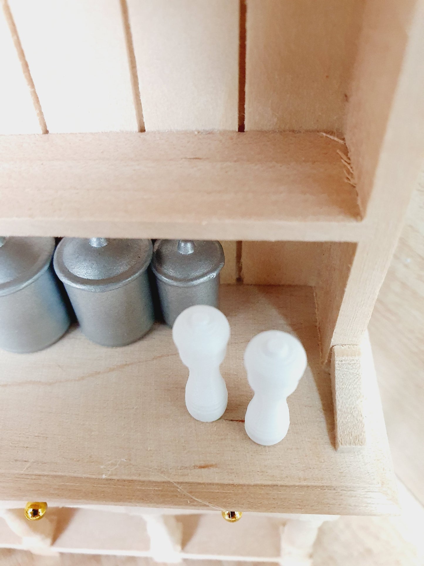 Dolls House Modern Salt and Pepper Mills, Choice of Colours  1:12th Scale, Miniature Salt And Pepper Pots