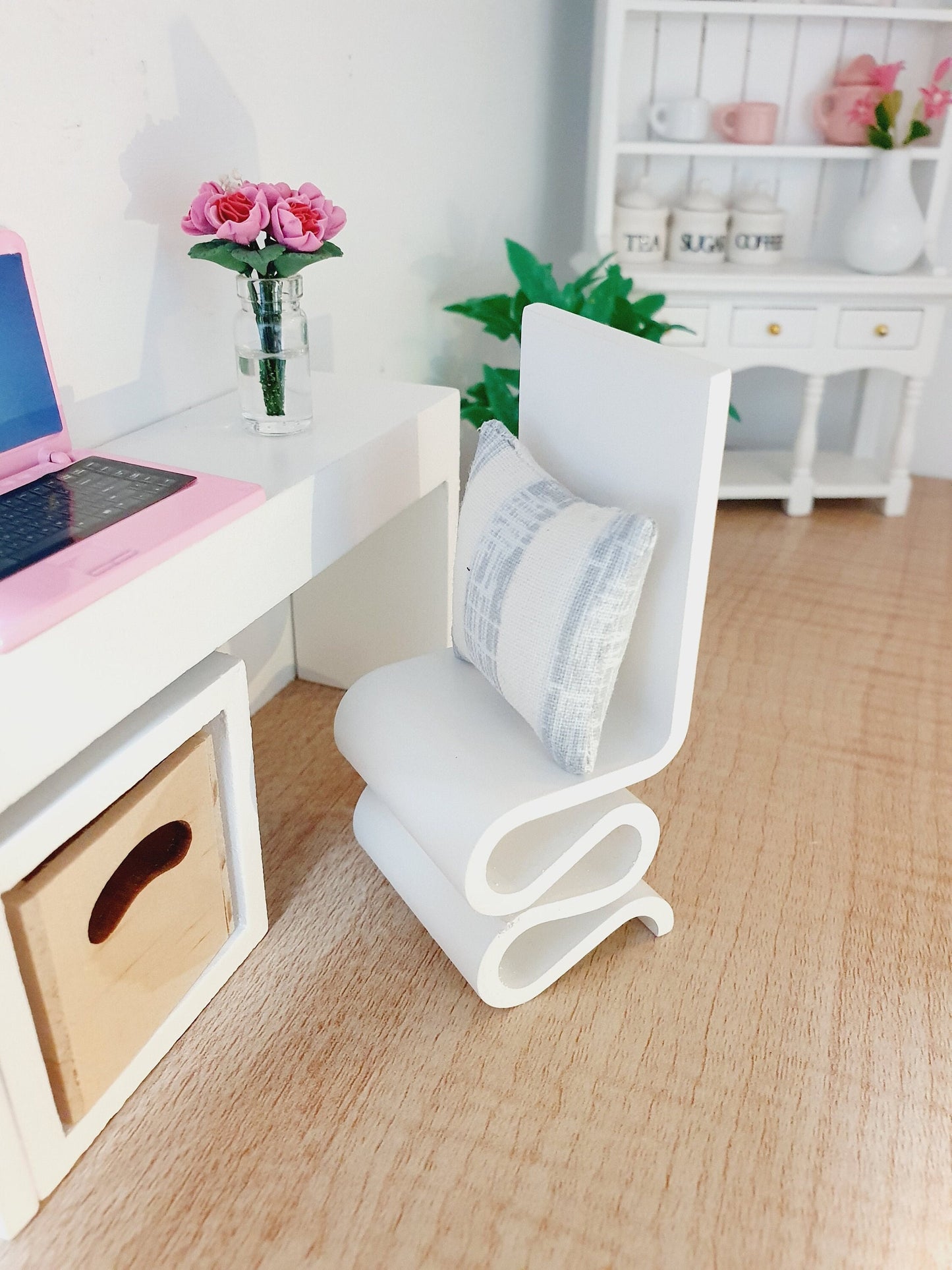 Dolls House Modern Wiggle Chair | Funky Gehry Style | 1:12 Scale Miniature Chair