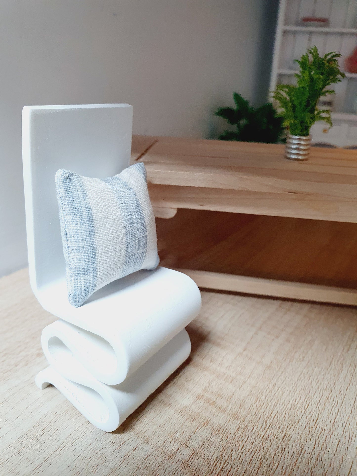 Dolls House Modern Wiggle Chair | Funky Gehry Style | 1:12 Scale Miniature Chair