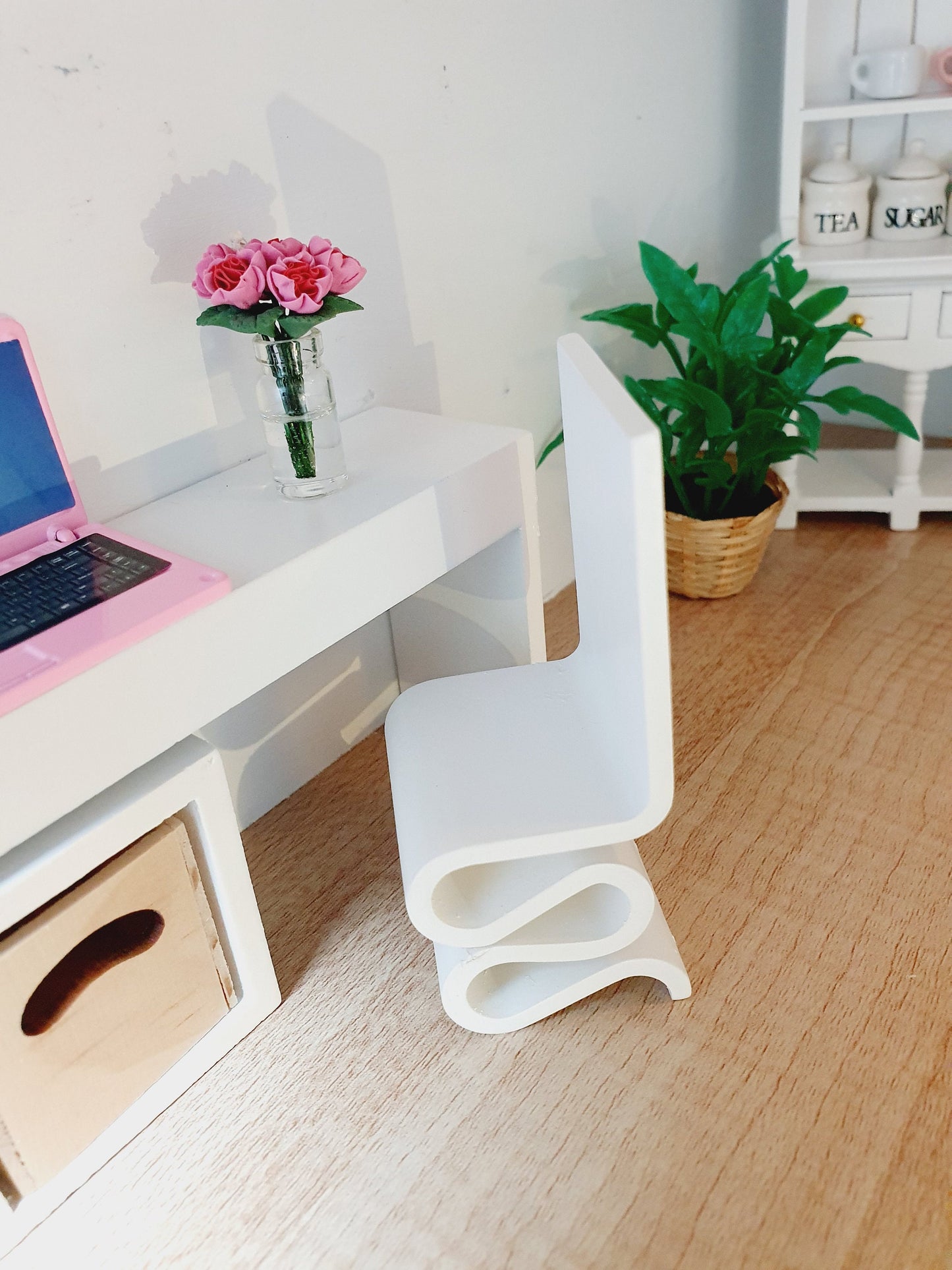 Dolls House Modern Wiggle Chair | Funky Gehry Style | 1:12 Scale Miniature Chair