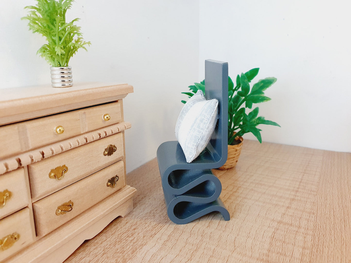 Dolls House Modern Wiggle Chair | Funky Gehry Style | 1:12 Scale Miniature Chair