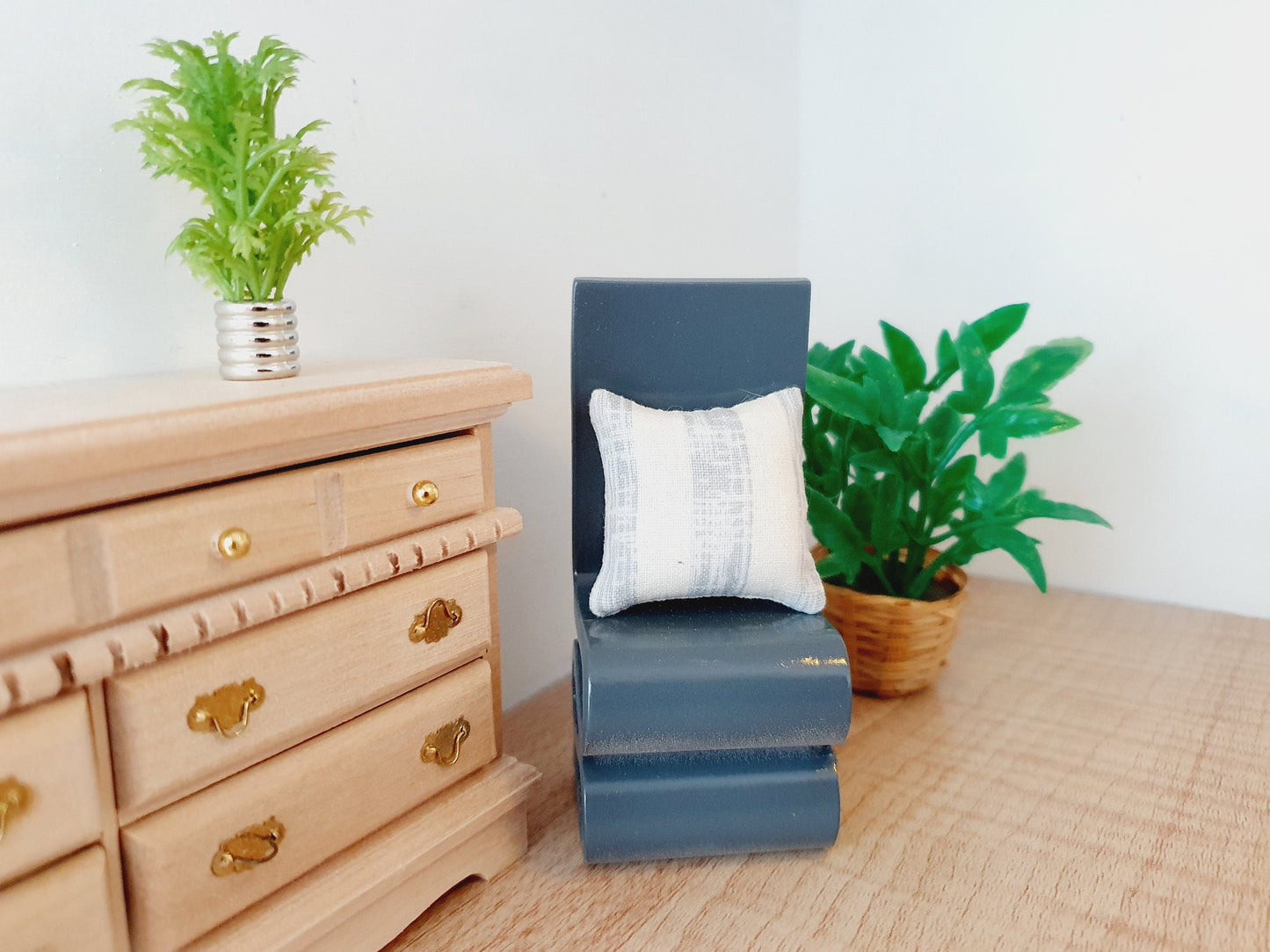 Dolls House Modern Wiggle Chair | Funky Gehry Style | 1:12 Scale Miniature Chair