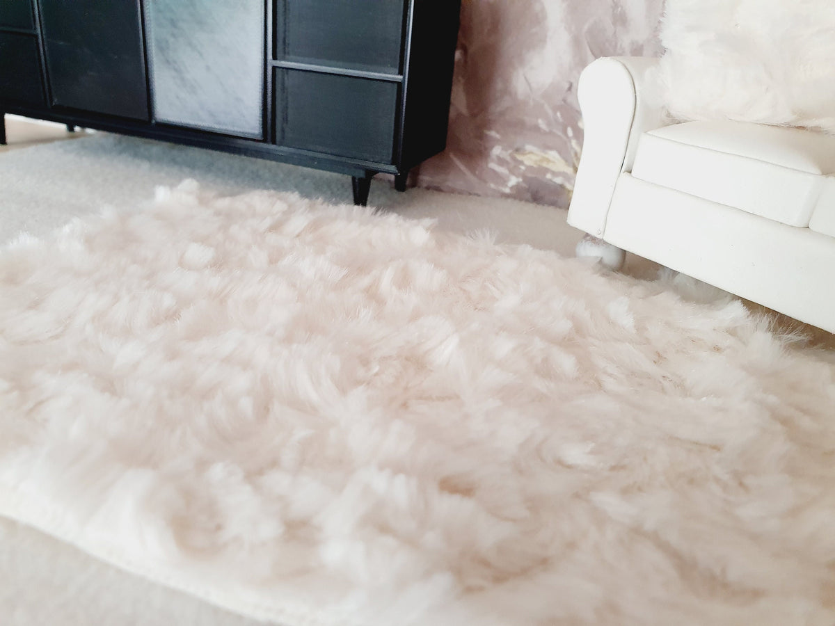 Cream Fur Rug – 160×120 mm – alternate view 5 | 1:12 scale dolls house miniature