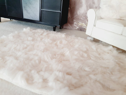 Cream Fur Rug – 160×120 mm – alternate view 5 | 1:12 scale dolls house miniature
