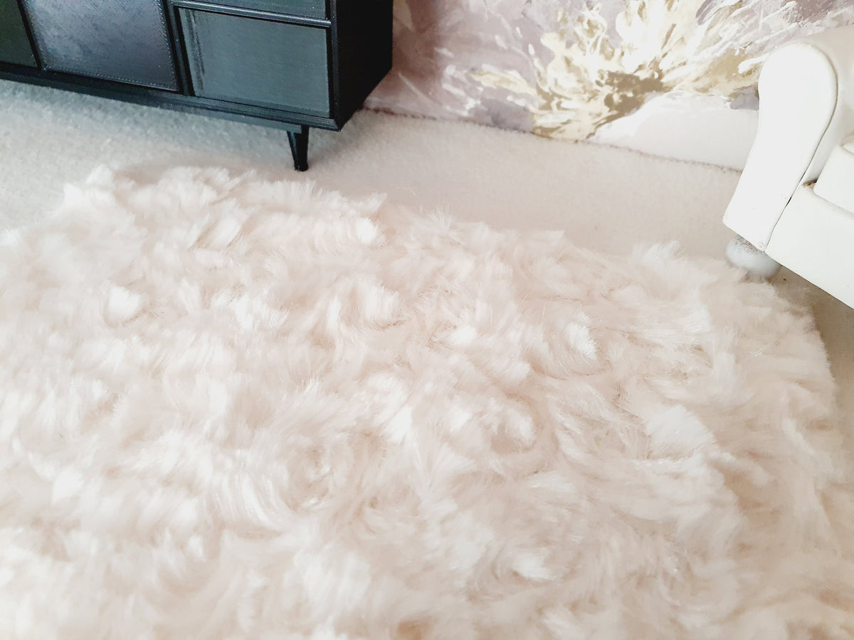 Cream Fur Rug – 160×120 mm – alternate view 9 | 1:12 scale dolls house miniature