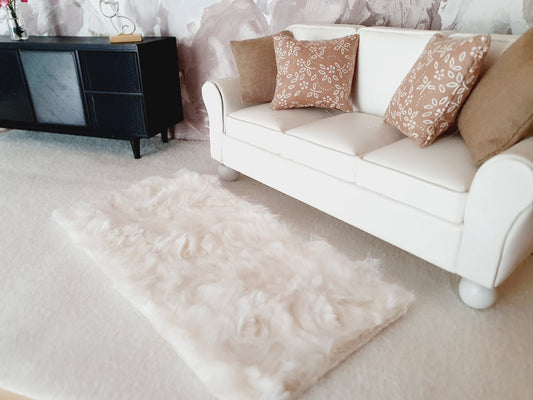 Cream Fur Rug – 135×70 mm | 1:12 scale dolls house miniature