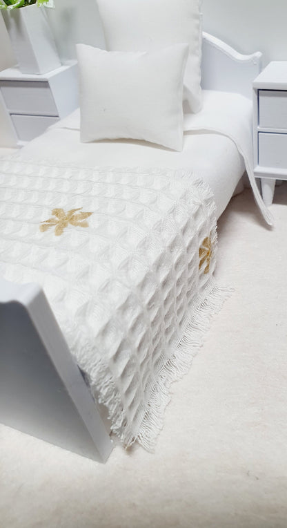 Single Daisy Waffle Throw Single – alternate view 4 | 1:12 scale dolls house miniature