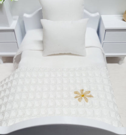 Single Daisy Waffle Throw Single – alternate view 6 | 1:12 scale dolls house miniature