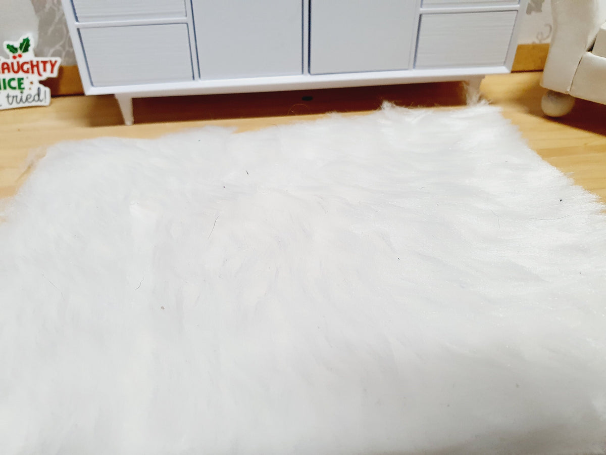White Short Pile Fur Rug – alternate view 2 | 1:12 scale dolls house miniature